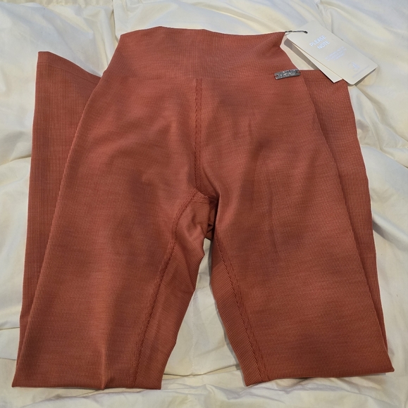 New Bombshell Sportswear Refined Ribbed Leggings NWT - M - Picture 4 of 7